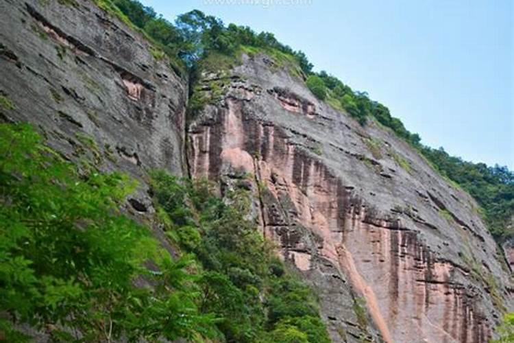 梦见石山崩塌滚滚而下