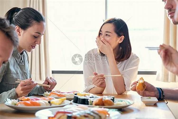 梦见很多人帮忙干活来家里吃饭好多人