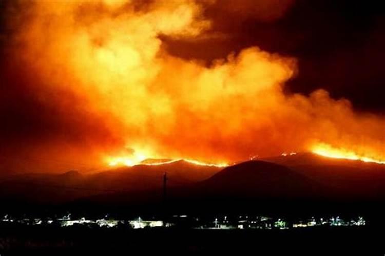 梦见烧火山很大火，什么意思