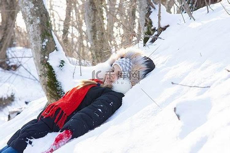 梦见掉进雪堆里