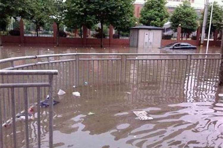 梦见下大雨发大水好不好呢女生解梦