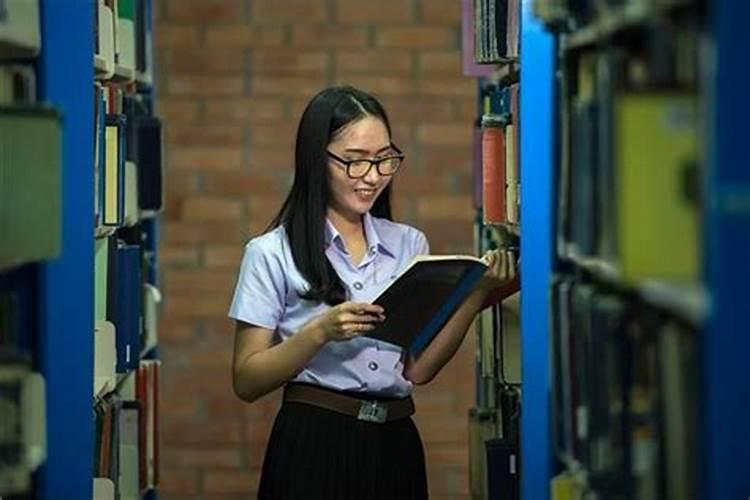 梦见多年不见的女同学生孩子