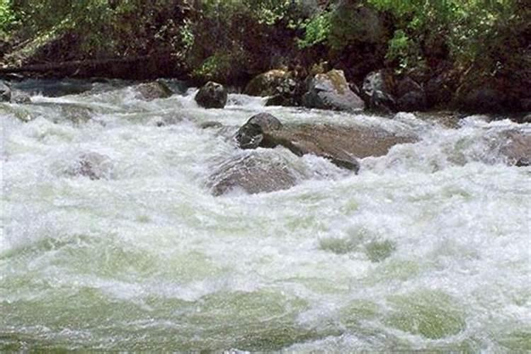 梦见大河水流波涛汹涌掉下去