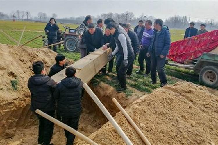 雨打坟头是什么意思