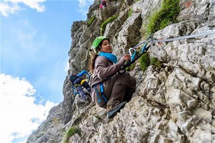 梦见爬陡峭的山坡