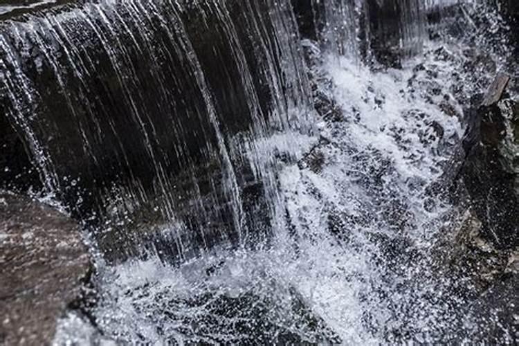 梦见家里有泉水流出