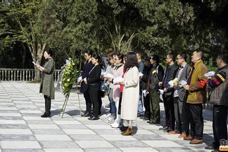 有人认为在清明节人们祭祀祖先时烧纸钱既合