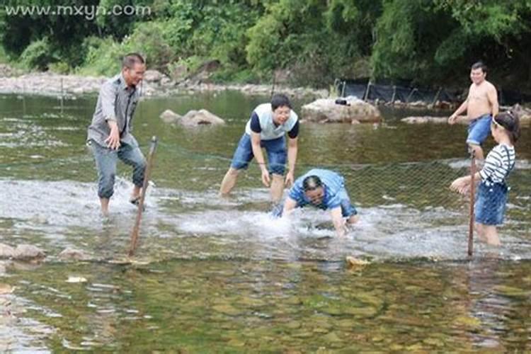 梦见在河里抓鱼是什么预兆男性周公解梦