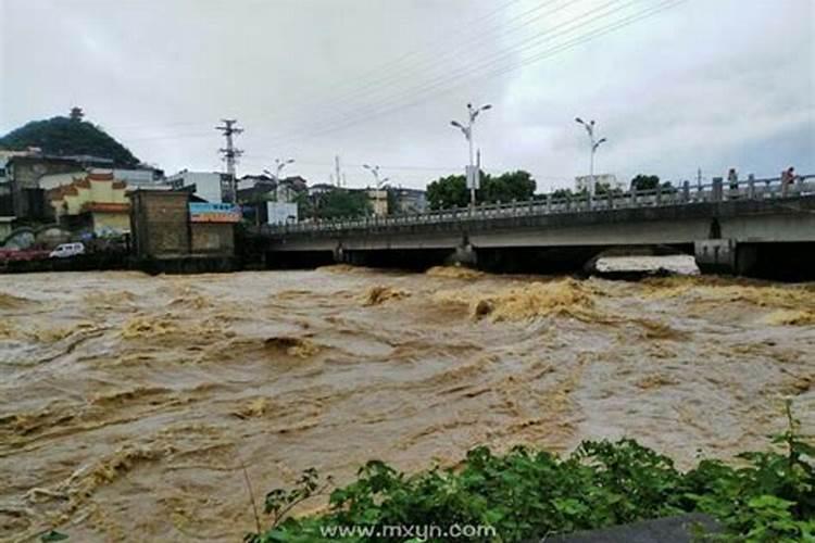 梦见大雨大河水暴涨什么意思