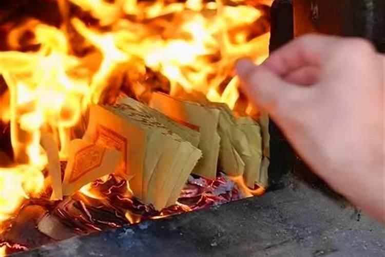 清明节街头祭奠