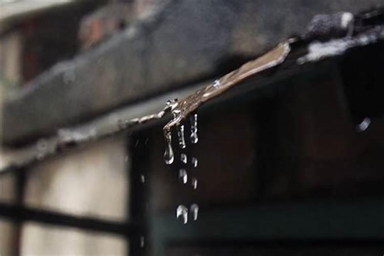 梦见下雨，雨水漏在床上