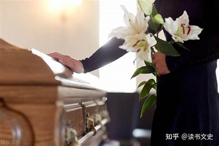 梦见熟人死了还有棺材好吗