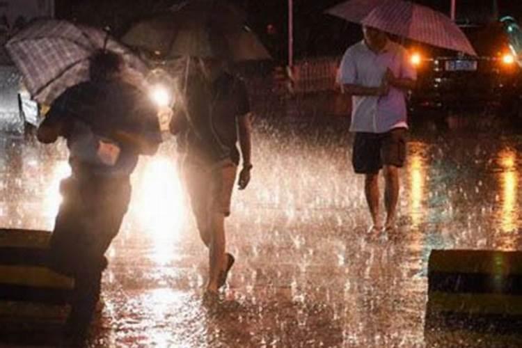 梦见想回家却下雨了