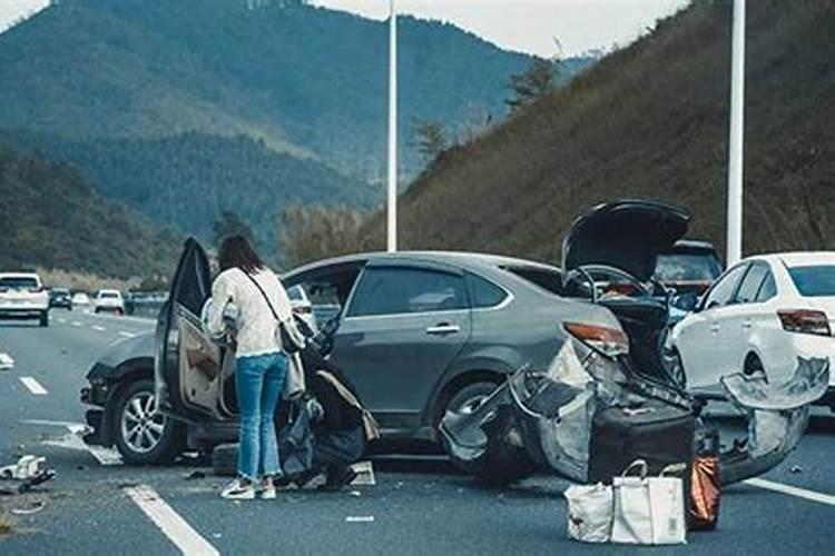 梦见车把别人撞死了地上流了很多血