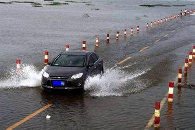 梦见道路被水淹没,我涉水而过了