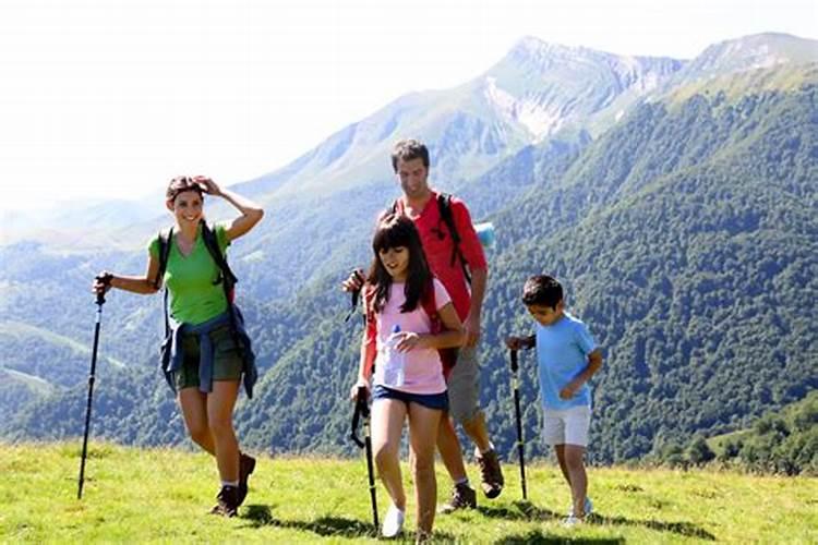 梦见和家人在一起登山到山顶