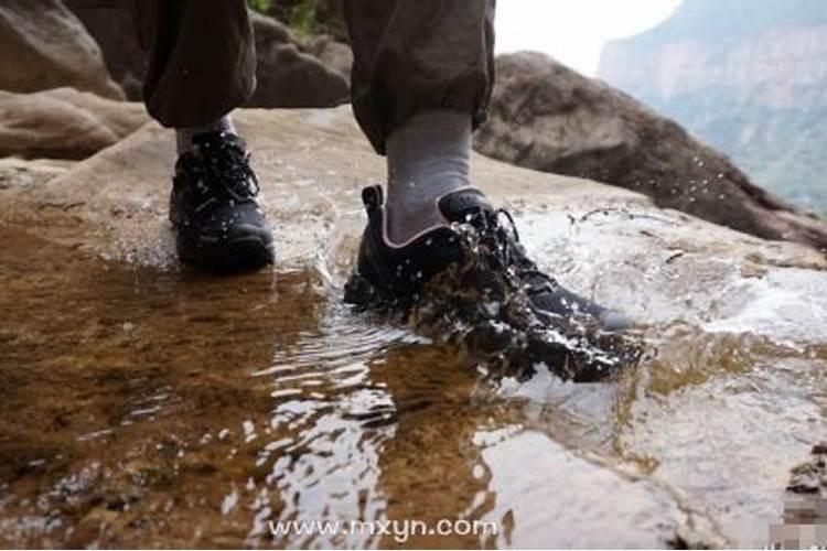 梦到自己爬山涉水困难重重