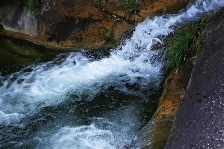 梦见水管里的水哗哗流