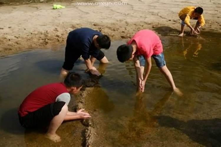 梦见河边抓鱼什么预兆