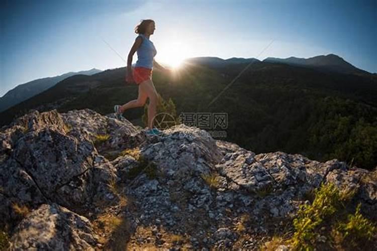 梦见自己在山上奔跑什么意思