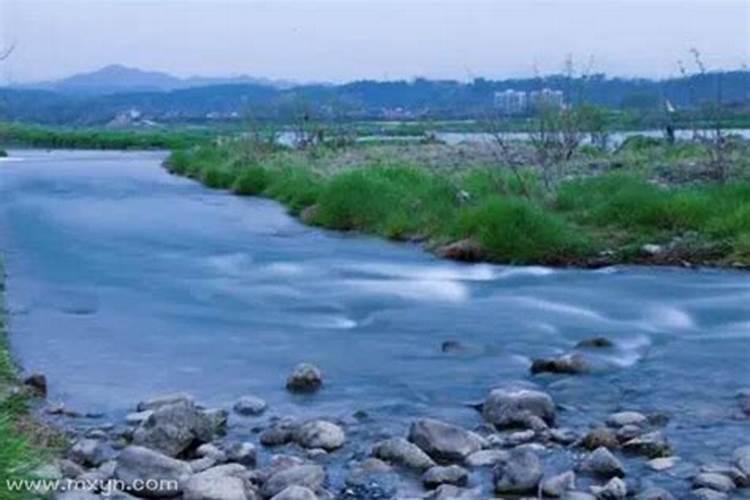 梦见大河水流动