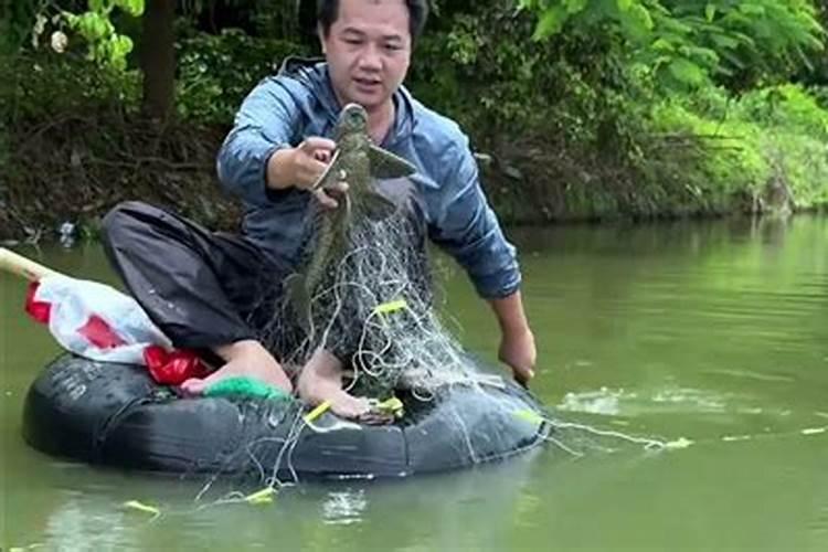 梦见在河里用网捞鱼