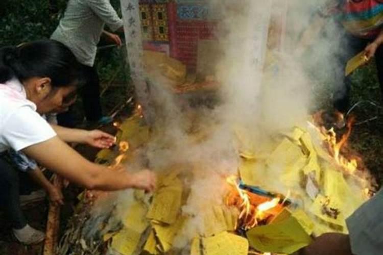 梦见别人在屋里烧纸祭奠