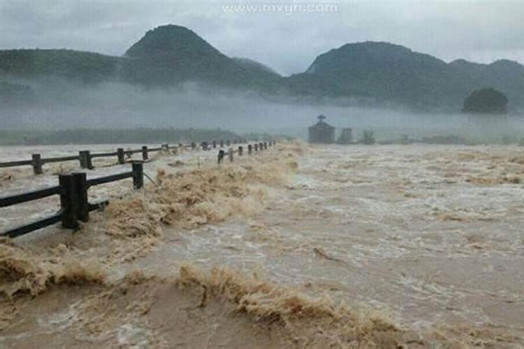 梦见狂风暴雨和洪水是什么意思