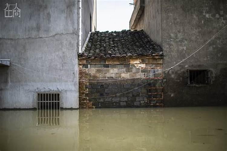 梦见大水把房子冲塌了是什么意思