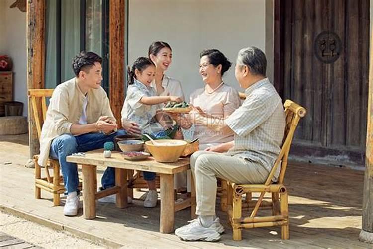 梦到很多亲人聚在一起吃饭