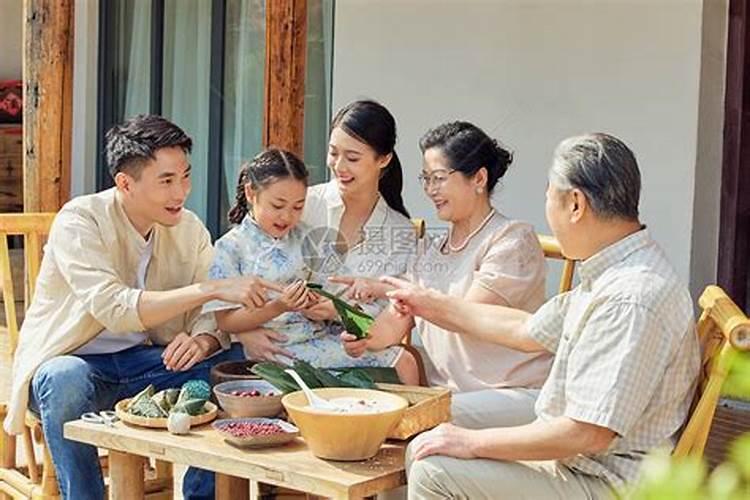 梦到好多亲人聚在一起吃饭