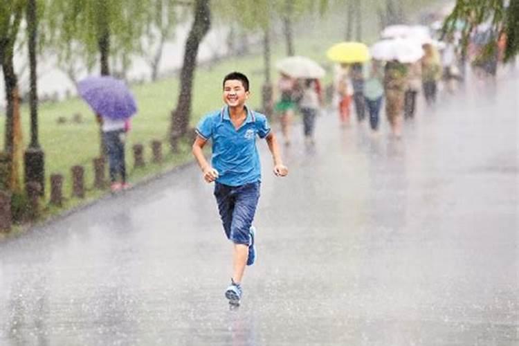 梦见淋大雨在雨中奔跑