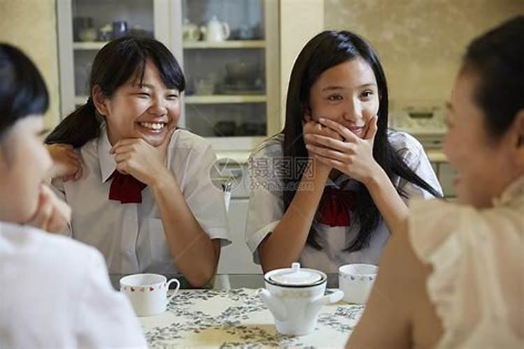 梦见高中女同学到我家去玩