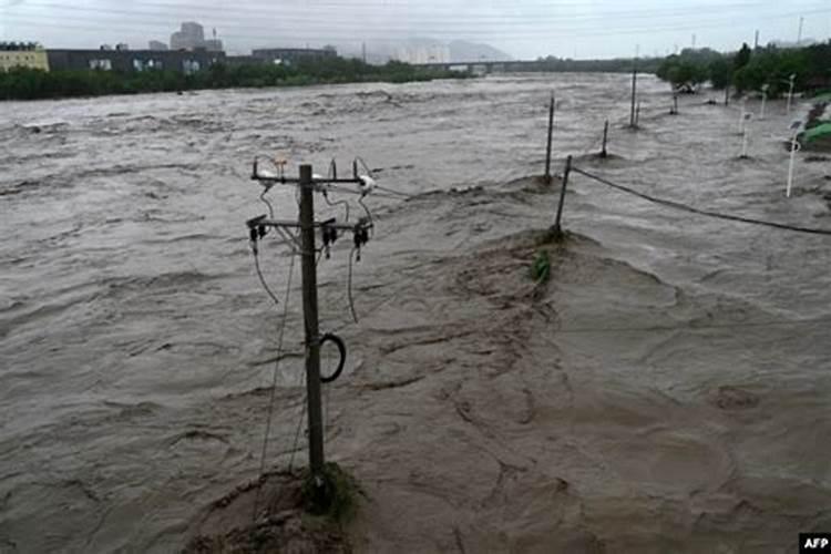 梦见大雨成灾洪水泛滥