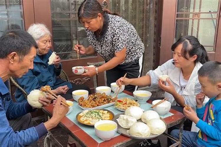 梦见死去的外婆来家里吃饭