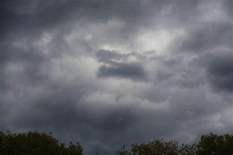 梦见要下雨天上有龙出现是什意思