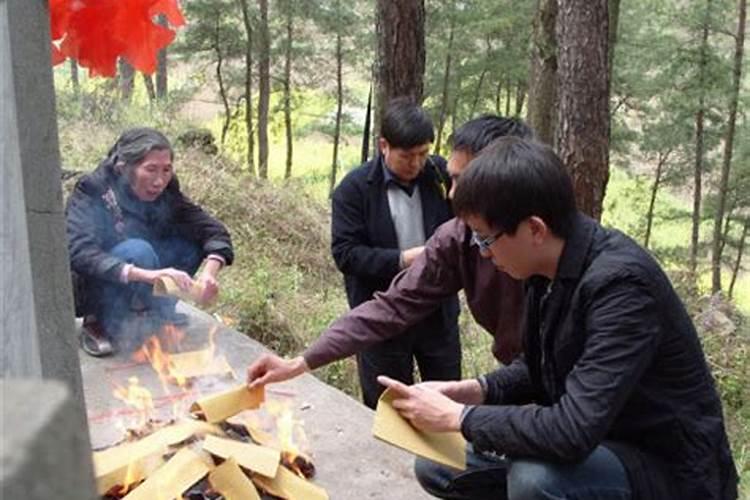 清明节上街头烧纸