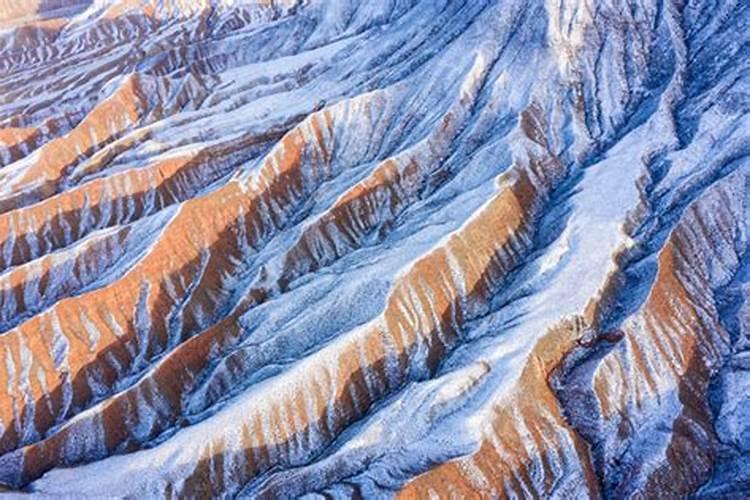 梦见飞过雪山和沟壑