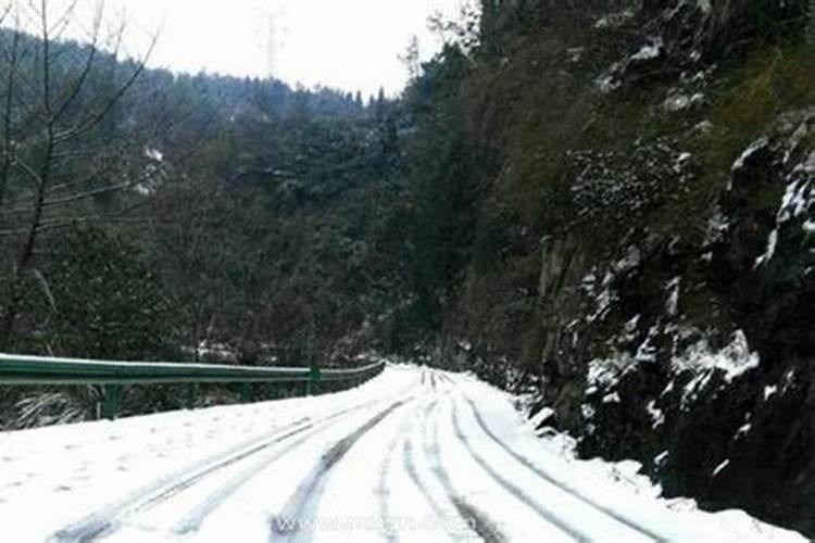 梦见路上有雪路不好走