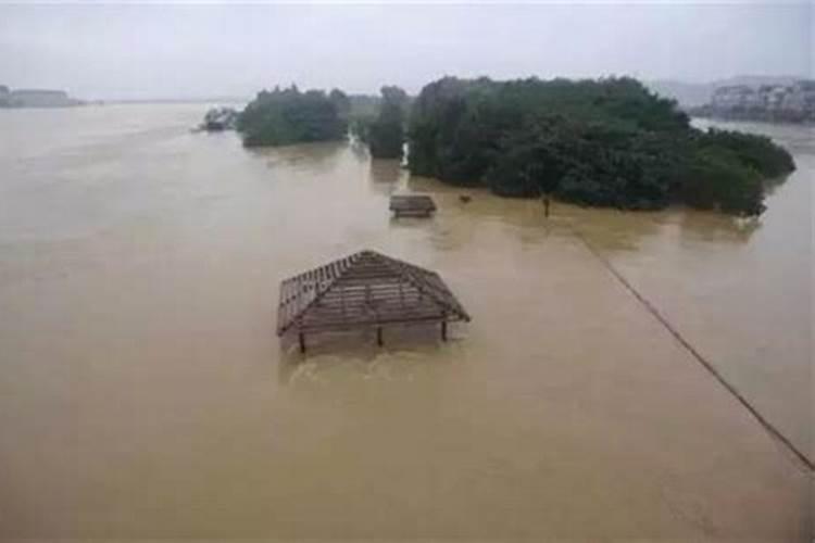 梦到下雨发大水把房子淹了