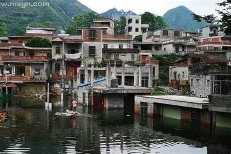 梦见下大雨洪水把房子淹了