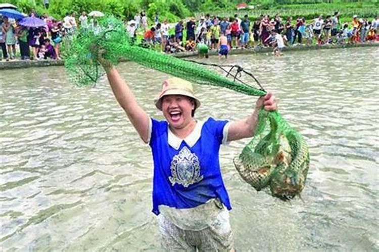 女人梦见自己捉鱼是什么意思周公解梦