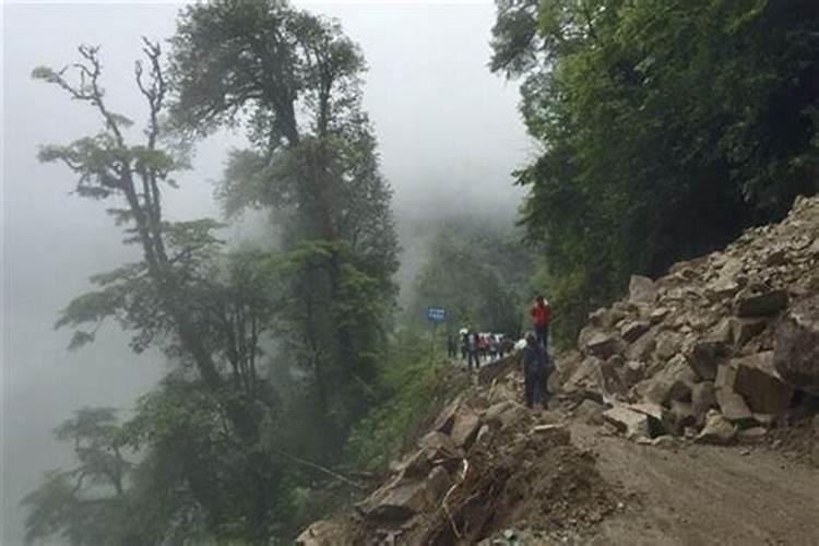 梦见大山滑坡自己没事是啥意思