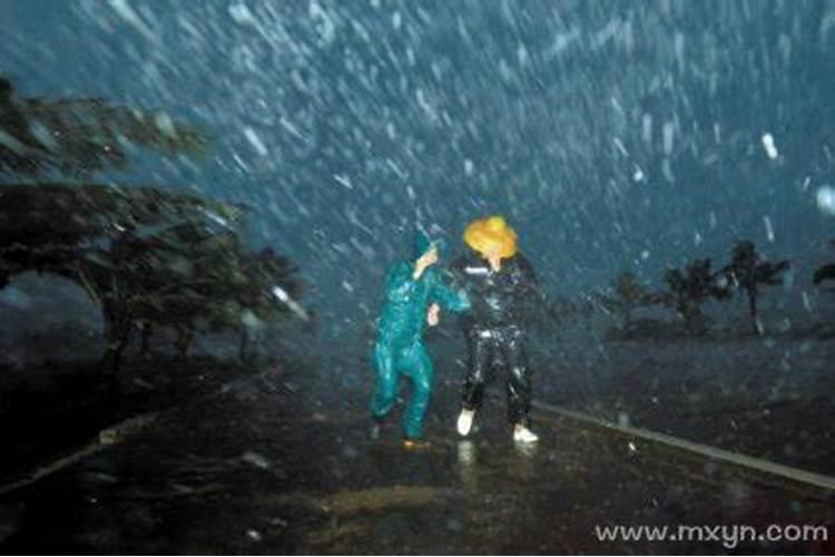 梦见狂风暴雨吹倒房屋是什么意思