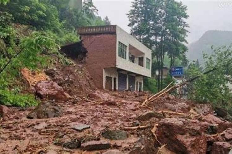 梦见狂风暴雨吹倒房屋是什么意思