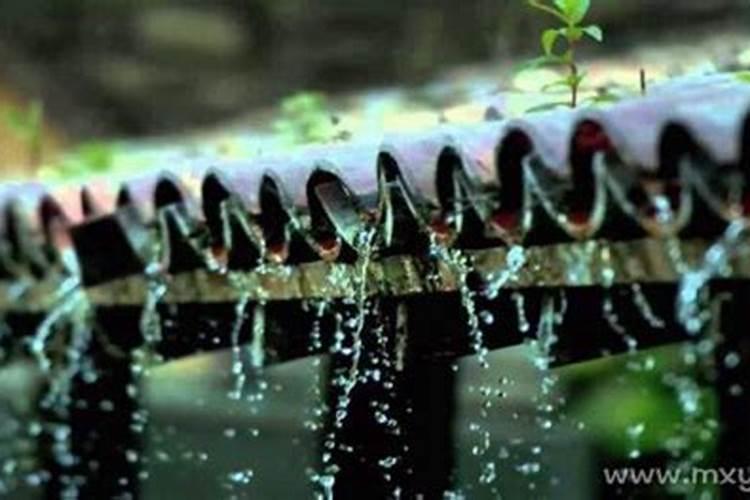 梦见下雨屋漏雨