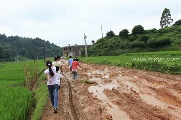 梦到自己穿拖鞋走泥路