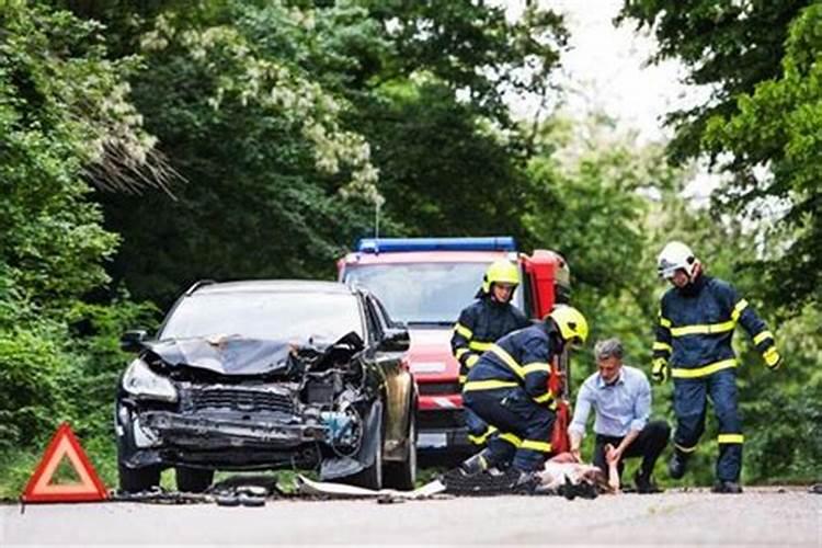 梦见亲人出车祸要死了是什么意思