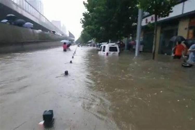 女人梦见水流的很大