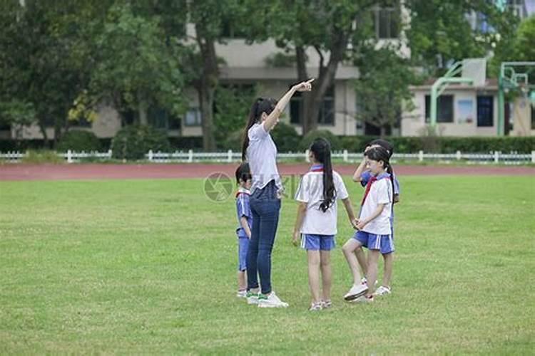 梦见自己在学校里和同学们一起玩耍